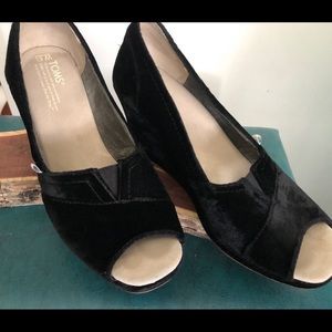 Women’s TOMS velvet wedges